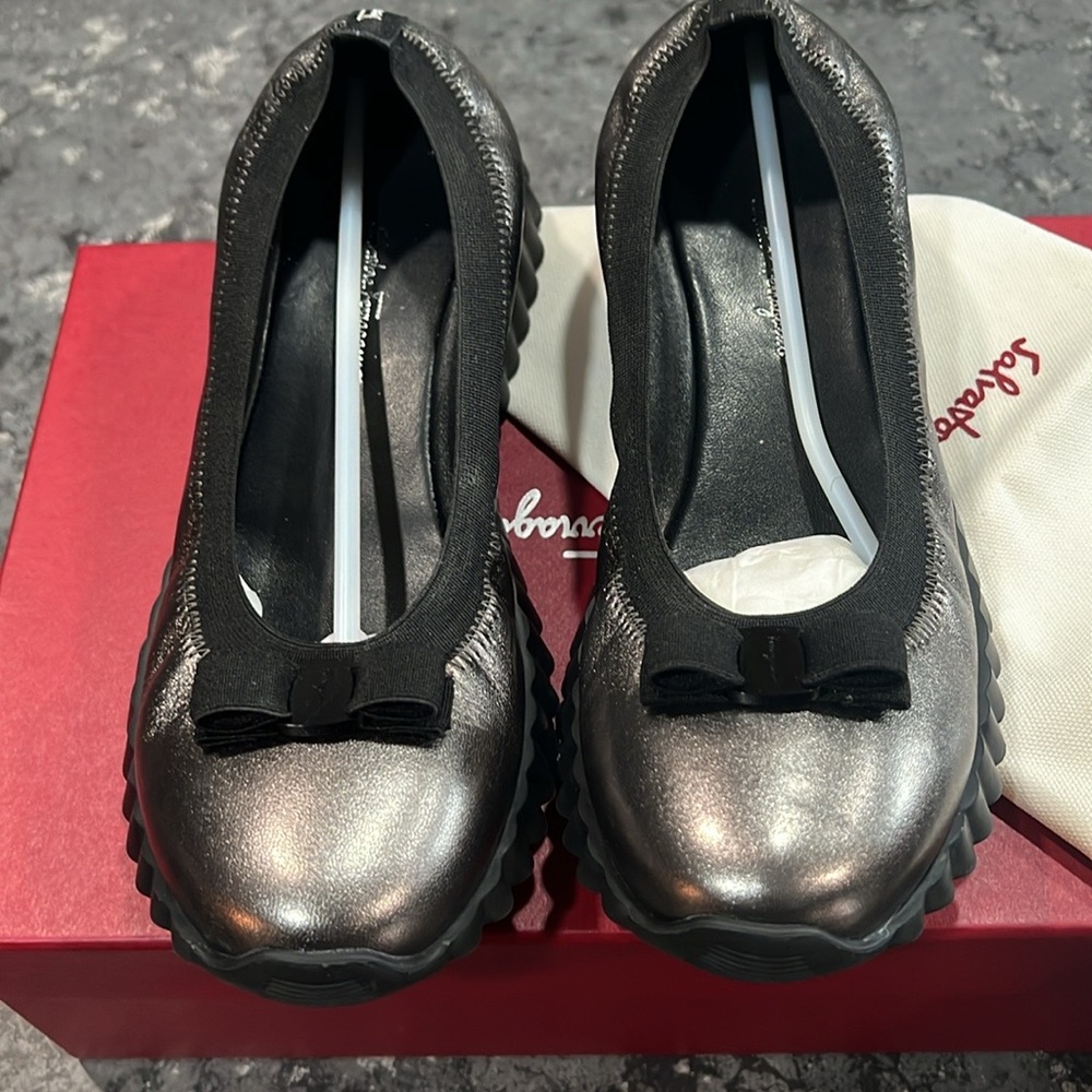 Salvatore Ferragamo. Size9. Color Antracite lamb. Metallic